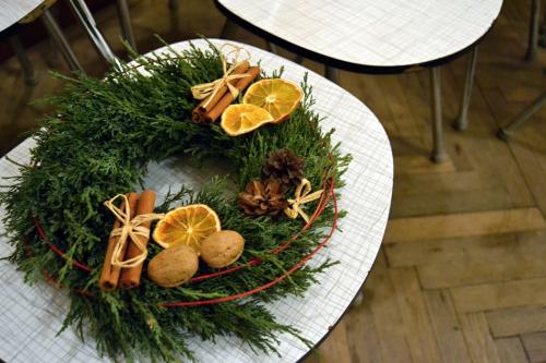 Adventní aranžování a tvorba vánočních dekorací z papírových ruliček