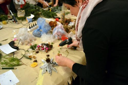 Adventní aranžování a tvorba vánočních dekorací z papírových ruliček